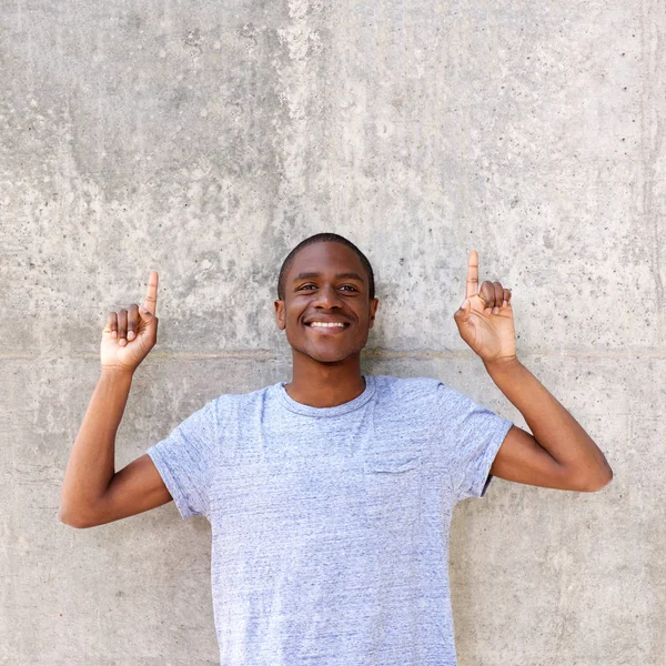 Man smiling and pointing fingers up — Stock Photo, Image