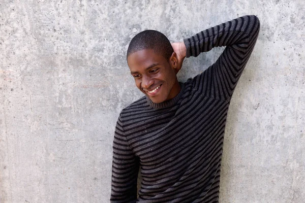 Chico sonriendo con la mano detrás de la cabeza —  Fotos de Stock