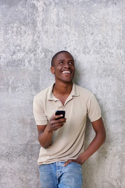 Facet się śmiać z telefonu komórkowego — Zdjęcie stockowe