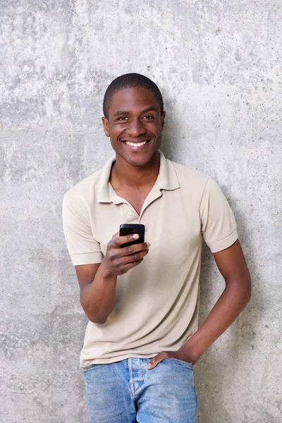 Chico riendo con teléfono móvil —  Fotos de Stock