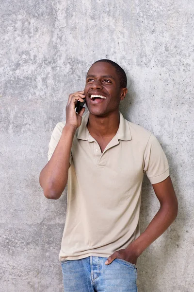 Веселый мужчина разговаривает по мобильному телефону — стоковое фото