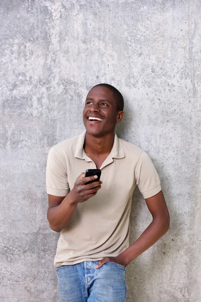 Chico riendo con teléfono móvil —  Fotos de Stock