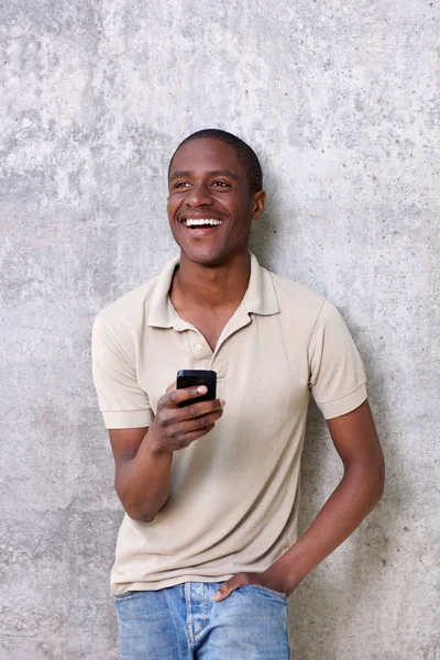 Chico riendo con teléfono móvil — Foto de Stock