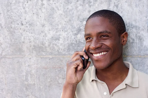 Cheerful man talking on mobile — Stock Photo, Image