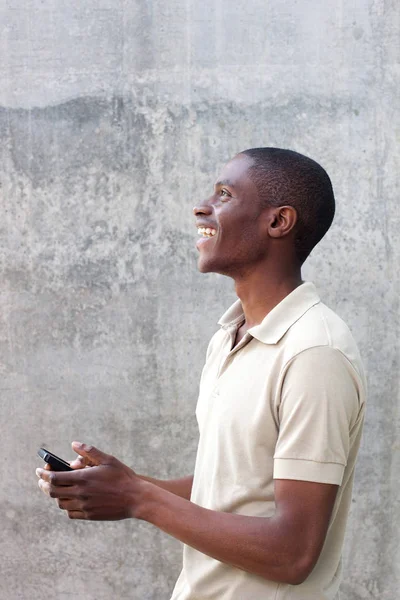 Cara rindo com telefone celular — Fotografia de Stock