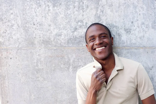 Alegre preto homem sorrindo — Fotografia de Stock