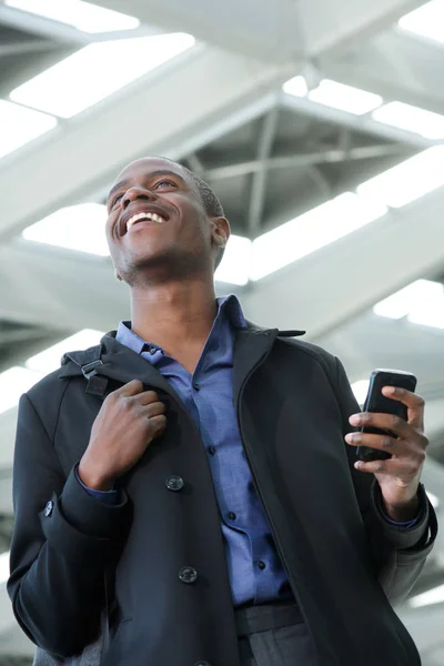 Homme marchant avec téléphone à la gare — Photo