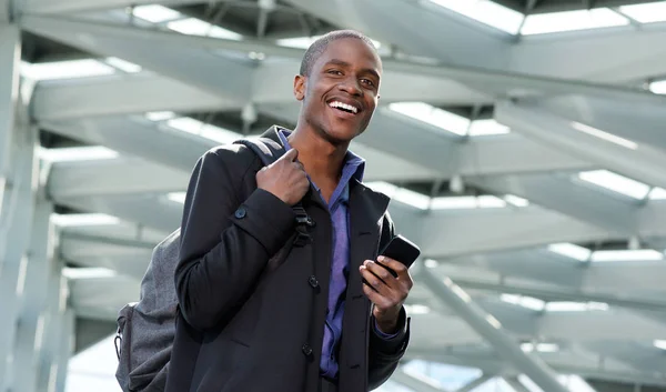 Hombre caminando con teléfono en la estación — Foto de Stock