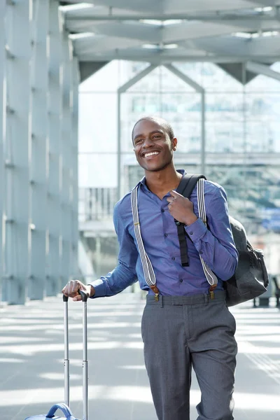 Jonge reizende zakenman met koffer — Stockfoto
