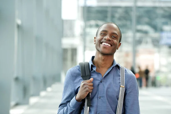 Jeune homme d'affaires noir souriant — Photo