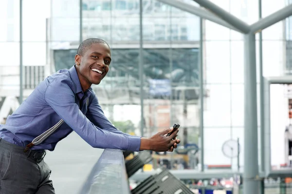 Schwarzer Geschäftsmann mit Handy — Stockfoto