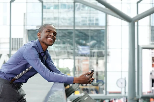 Negro hombre de negocios con teléfono celular — Foto de Stock