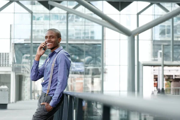 Hombre de negocios africano hablando por teléfono —  Fotos de Stock