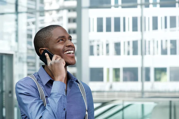 Hombre de negocios africano hablando por teléfono — Foto de Stock