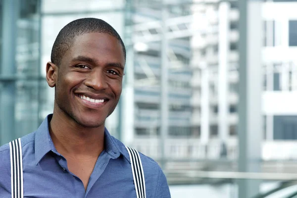 Молодой улыбающийся чёрный бизнесмен — стоковое фото