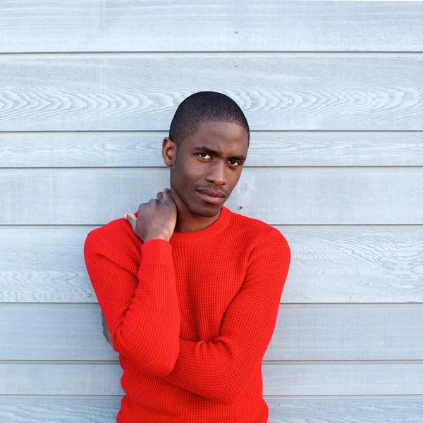 Hombre africano en jersey rojo —  Fotos de Stock