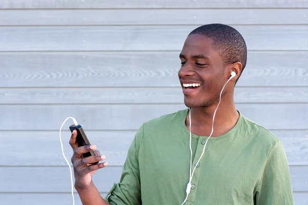 Afrika adam Earphones ile gülümseyen — Stok fotoğraf