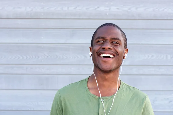 Afrikansk kille leende med hörlurar — Stockfoto