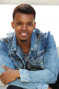 Afrikalı genç gülümseyen