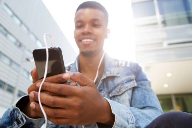 Adam cep telefonu ve kulaklık dışında