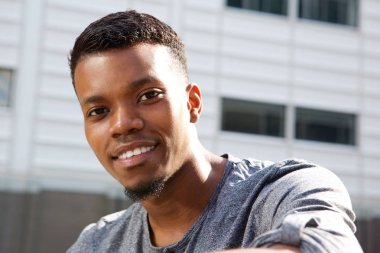 Afrikalı genç gülümseyen