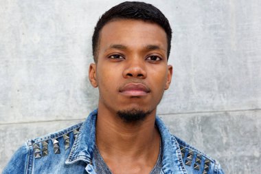 Duvara karşı duran Amerikalı adam