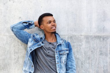 Duvara karşı duran Amerikalı adam 