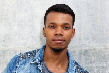 Duvara karşı duran Amerikalı adam 