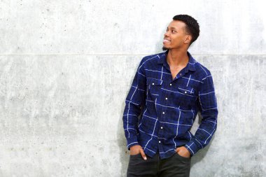 Duvara karşı duran Amerikalı adam 