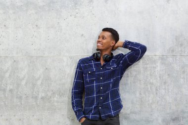 Duvara karşı duran Amerikalı adam 