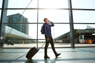 Evet istasyonunda yürüyen adam