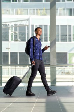 Evet istasyonunda yürüyen adam