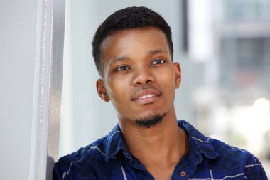 duvara yaslanan adam