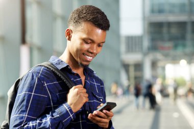 Gülümseyen ve akıllı telefon kullanarak dostum