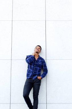 Duvara karşı ayakta adam