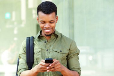 yakışıklı adam akıllı telefon kullanma