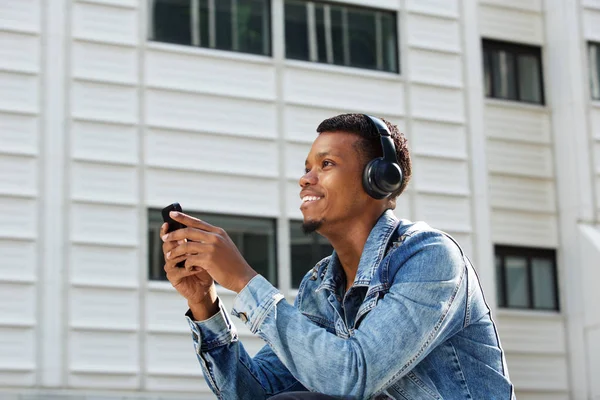 Telefon ile merdivenlerde oturan adam 