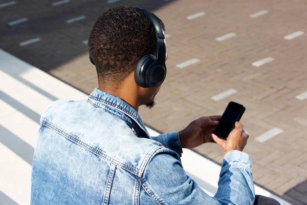 Telefon ile merdivenlerde oturan adam — Stok fotoğraf