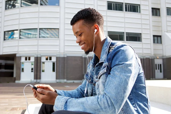 Mann mit Handy und Kopfhörer draußen — Stockfoto