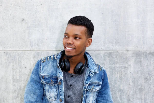 Homem com casaco de jeans e fones de ouvido — Fotografia de Stock