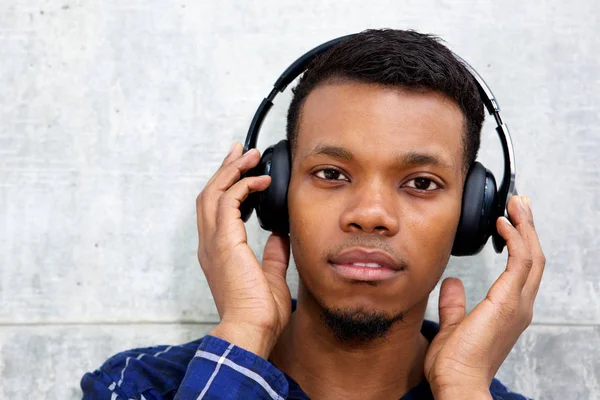 Mann mit Kopfhörer hört Musik — Stockfoto