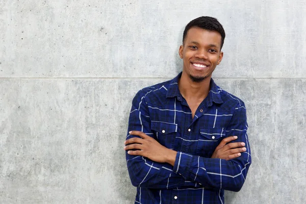 Afrikaanse man met gekruiste armen — Stockfoto