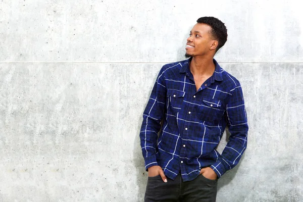 Duvara karşı duran Amerikalı adam 