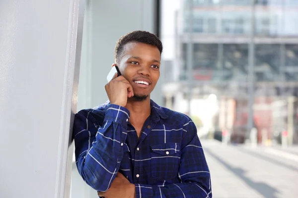 Yakışıklı adam telefonda konuşurken — Stok fotoğraf
