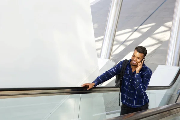 Hombre en escalera mecánica hablando por teléfono —  Fotos de Stock