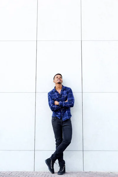 Uomo in piedi indossando camicia blu — Foto Stock