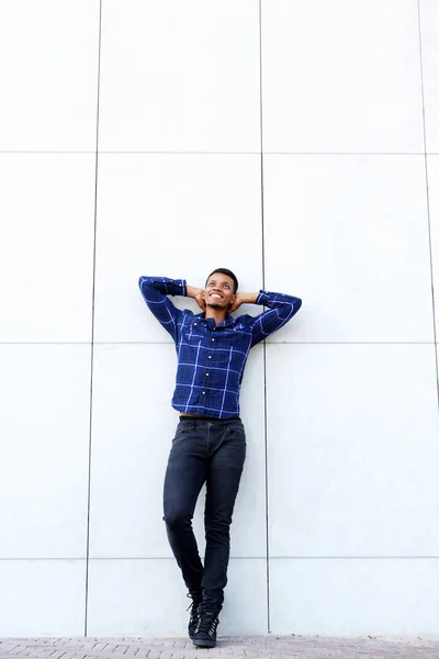 Uomo in piedi indossando camicia blu — Foto Stock