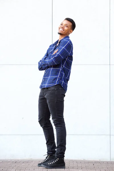 Homem de pé vestindo em camisa azul — Fotografia de Stock