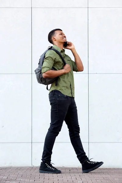 Man talking on cellphone in city — Stock Photo, Image