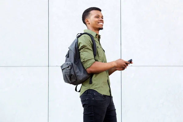 Hombre guapo usando el teléfono inteligente —  Fotos de Stock